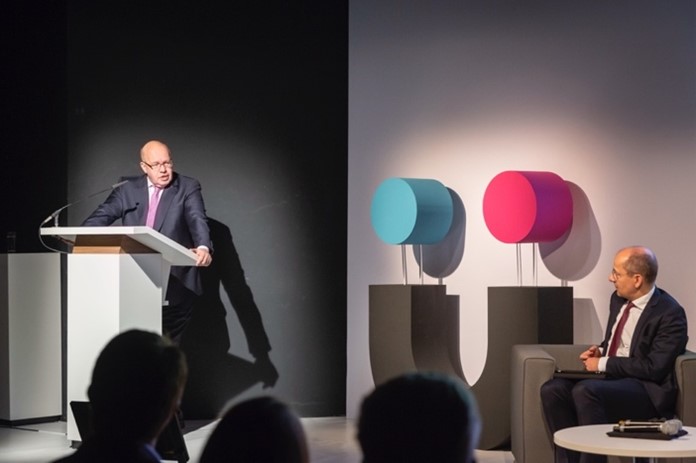 Mann am Rednerpult bei Start-Event der Gründerplattform 2018